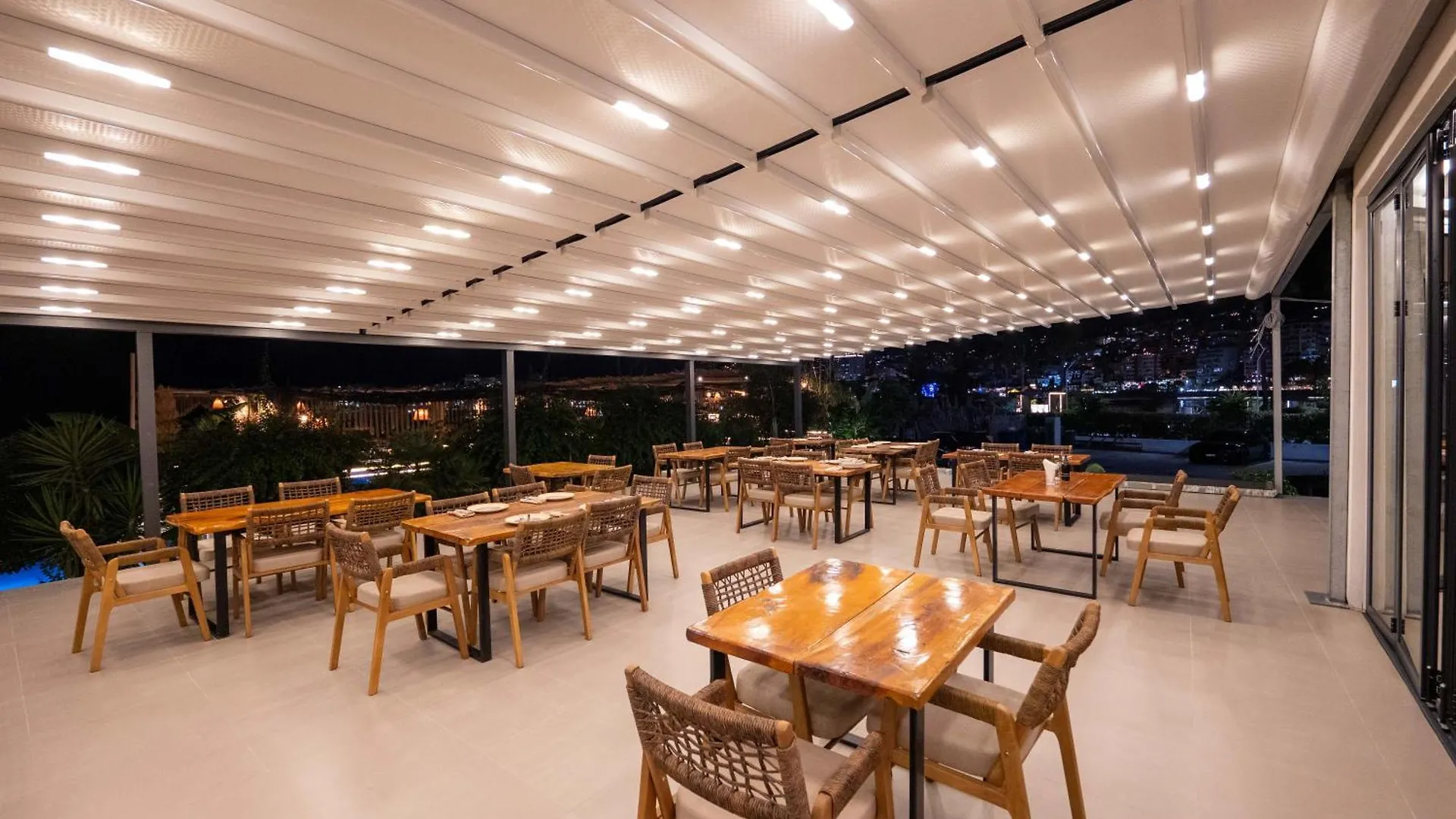 Grand Hotel Saranda 4*, Sarande